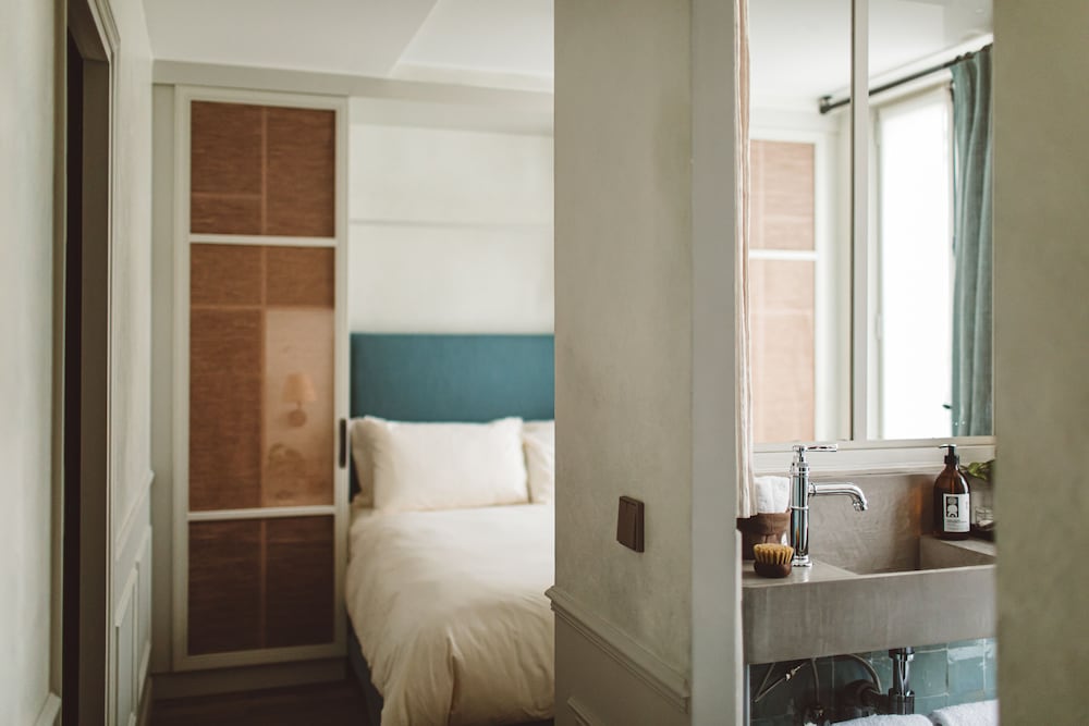 Standard Double Room (Working HOY) thumbnail 5