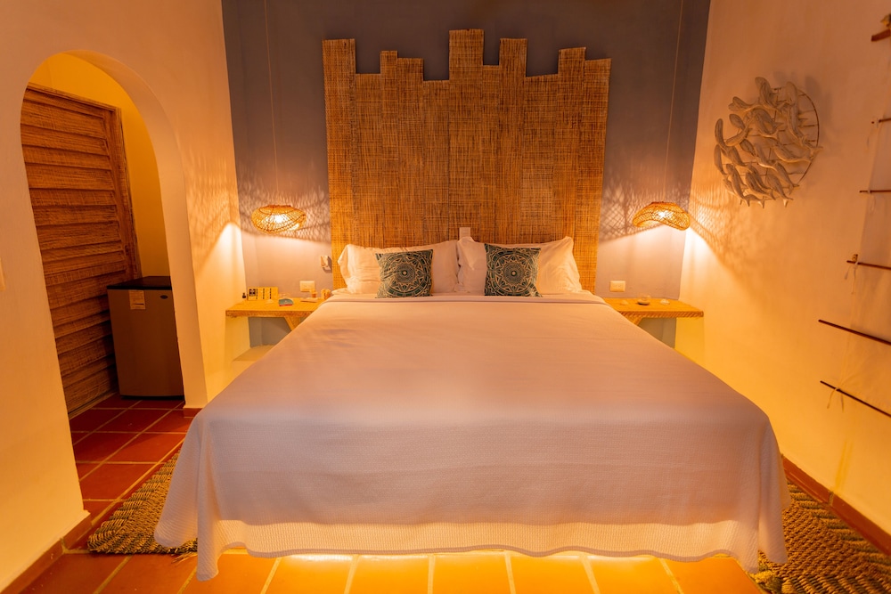 Deluxe Room, Partial Ocean View - Photo 2
