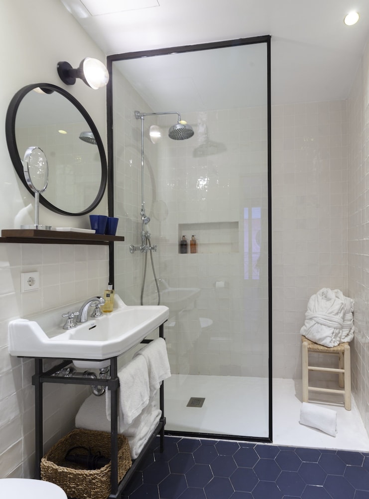 Suite, 2 Bedrooms, Terrace - Photo 9