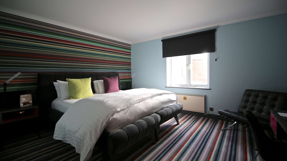 Family Room (1 Double & 1 Rollaway Bed) - Photo 8