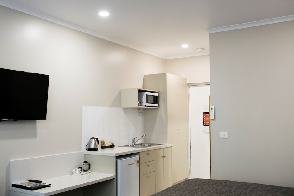 Queen Room with Kitchenette photo 3