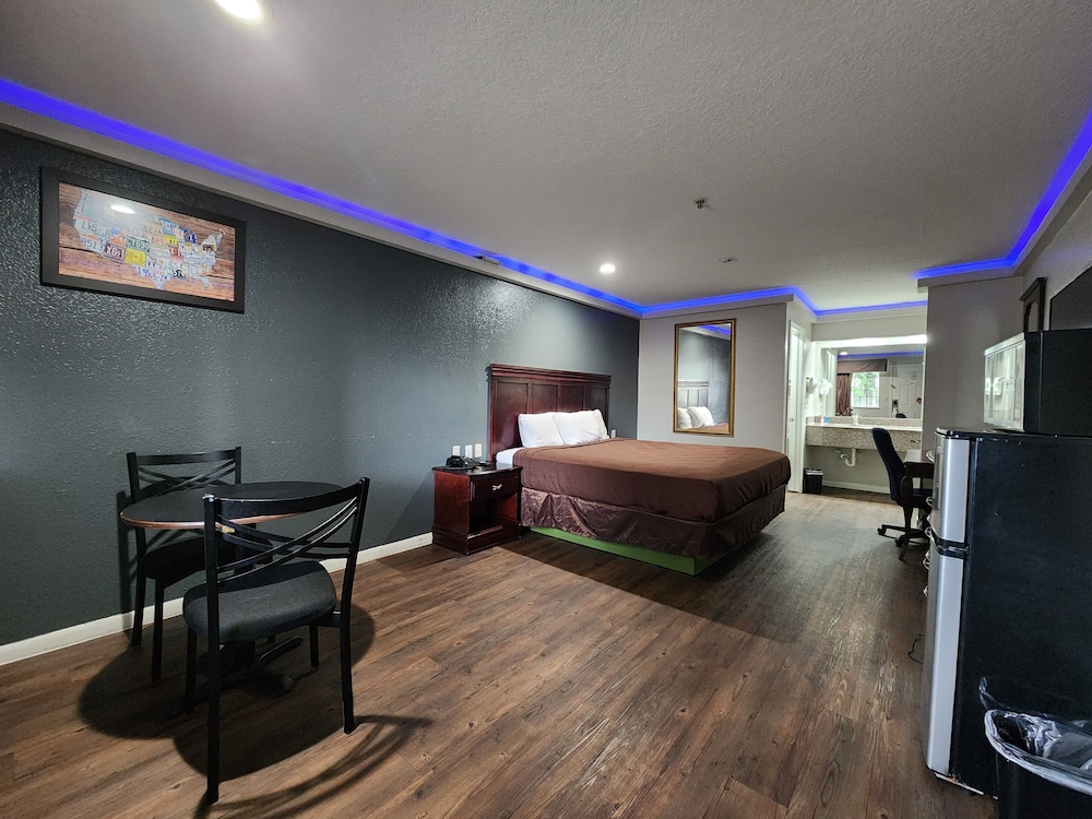 Deluxe Room, 1 King Bed, Smoking, Refrigerator & Microwave - Photo 4