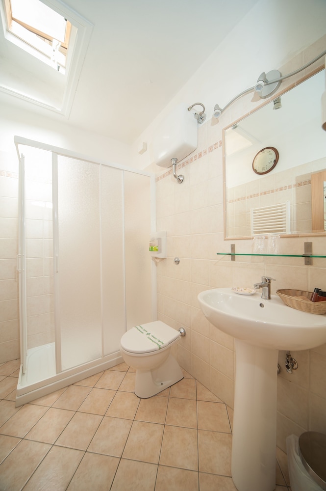 Economy Double or Twin Room, 1 Bedroom, Non Smoking, Private Bathroom - Photo 7