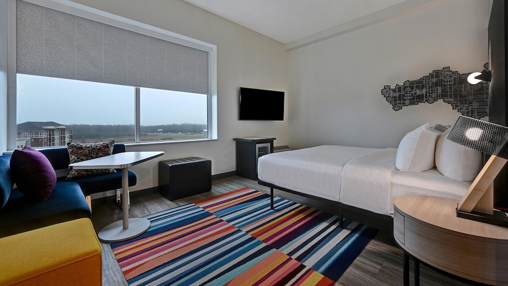 Room, 1 King Bed (Mobility/Hearing Access, Roll-in Shwr) - Photo 3