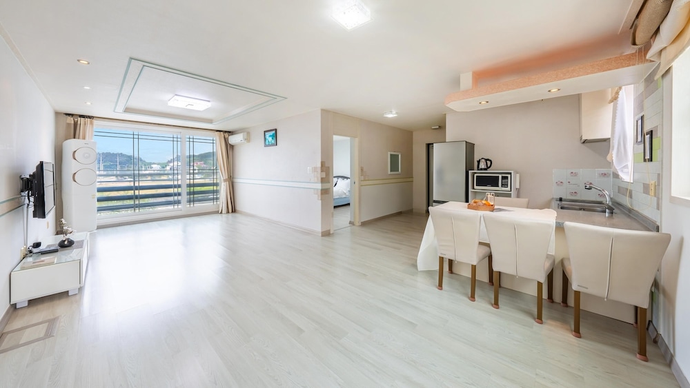 Basic Room, 1 Bedroom (blueberry)
