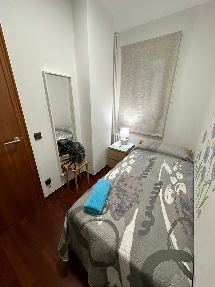 Single Room, Shared Bathroom photo 2