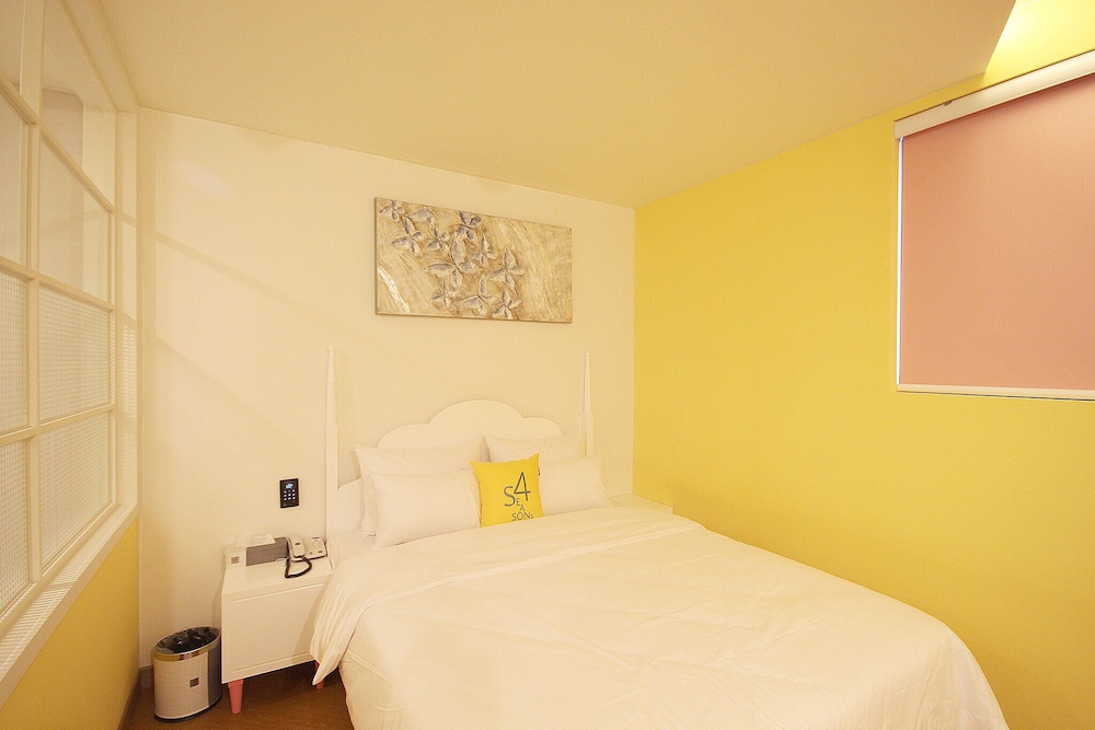 Deluxe Double Room, Non Smoking - Photo 10