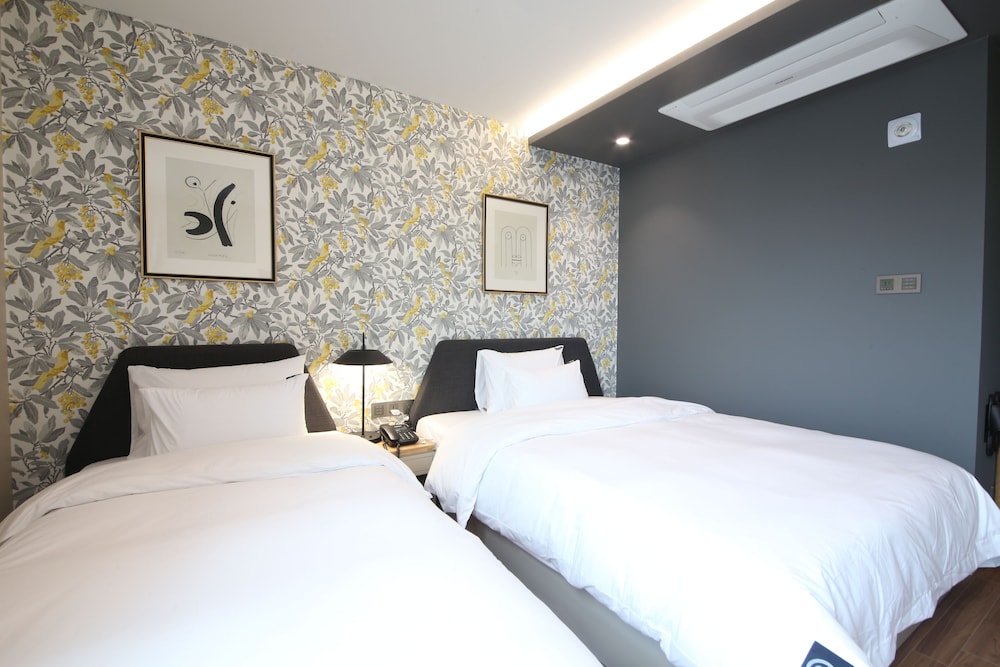 Deluxe Twin Room - Photo 8