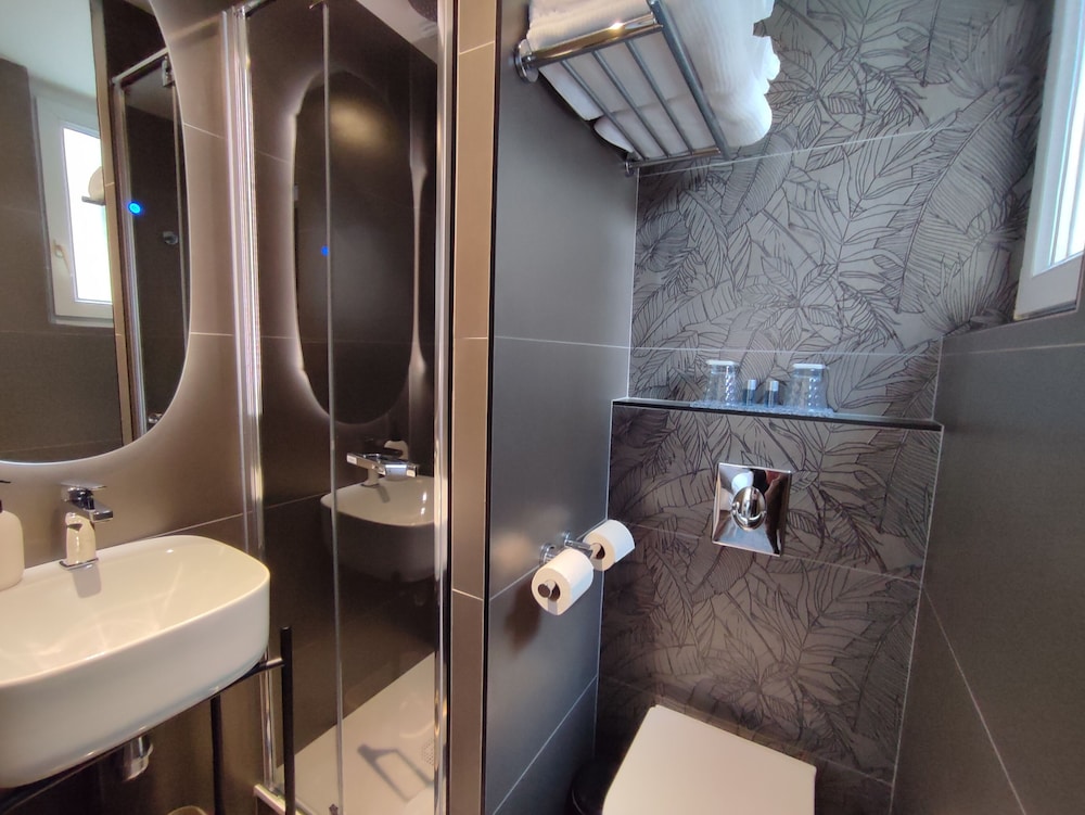 Standard Double Room - Photo 13