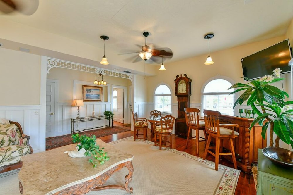 Langford Suite, 2 Bedrooms, 2 Bathrooms, Kitchen, Pool Access