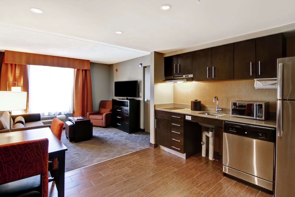 Suite, 2 Queen Beds, Accessible, Bathtub