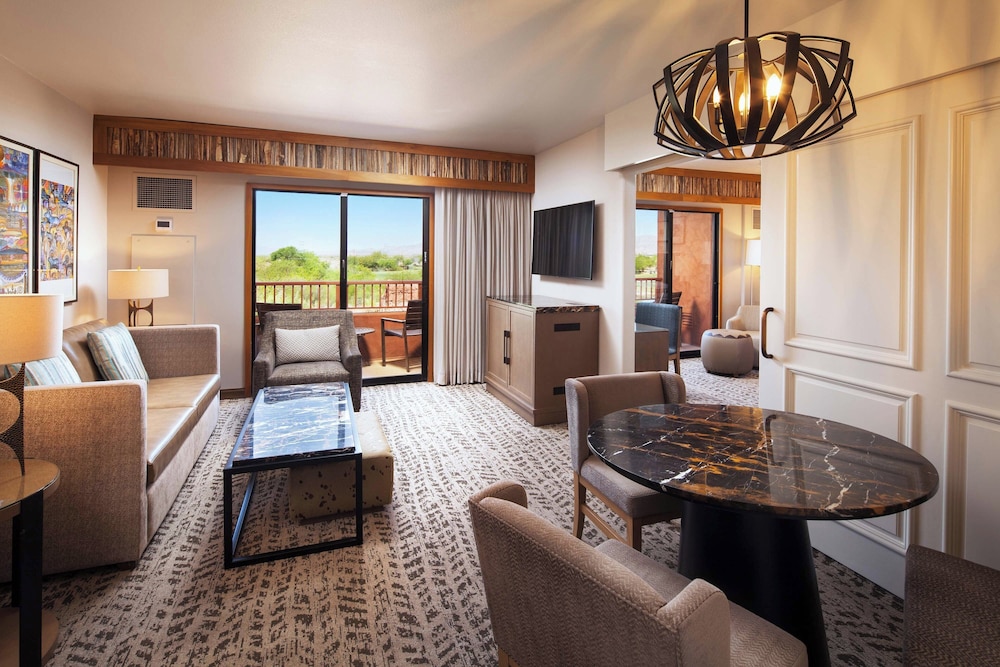 Executive Suite, 1 King Bed with Sofa bed, Mountain View - Photo 1