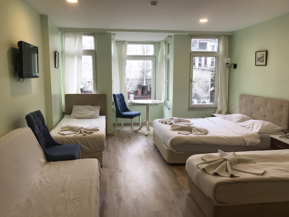 Standard Studio, Multiple Beds, Non Smoking photo 2