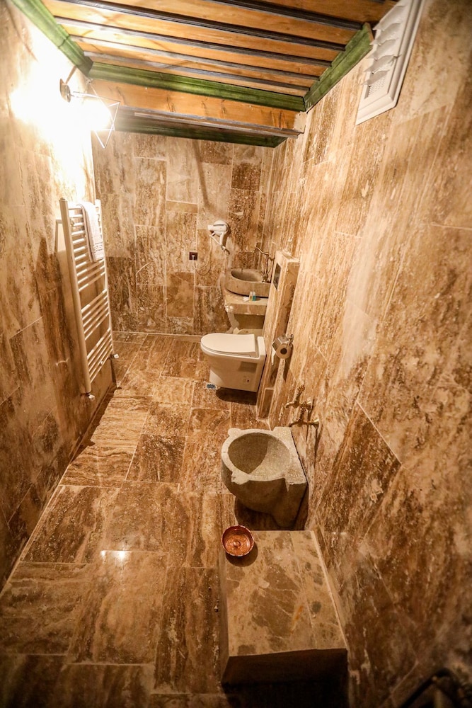 Duru Deluxe Jacuzzi Suite - Photo 4