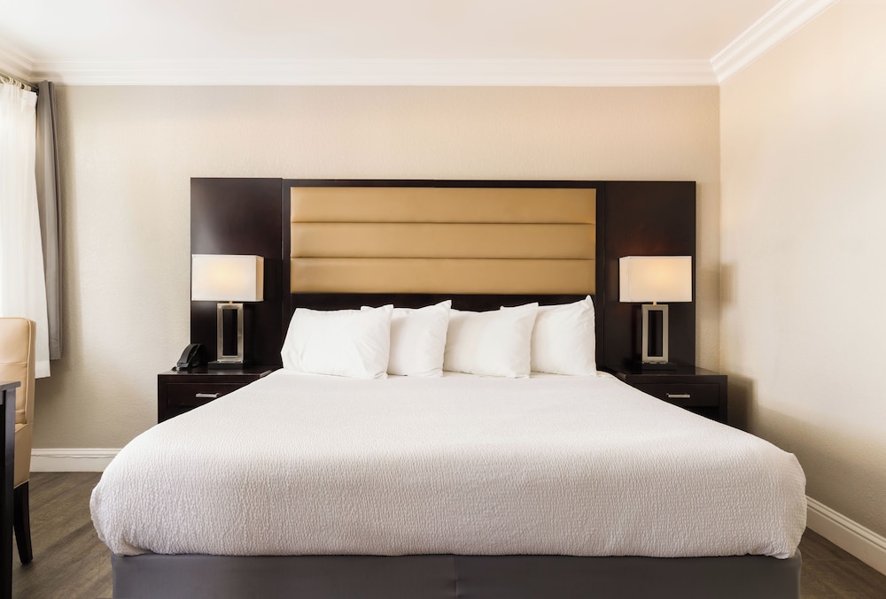 Deluxe Room, 1 King Bed, Non Smoking - Photo 2