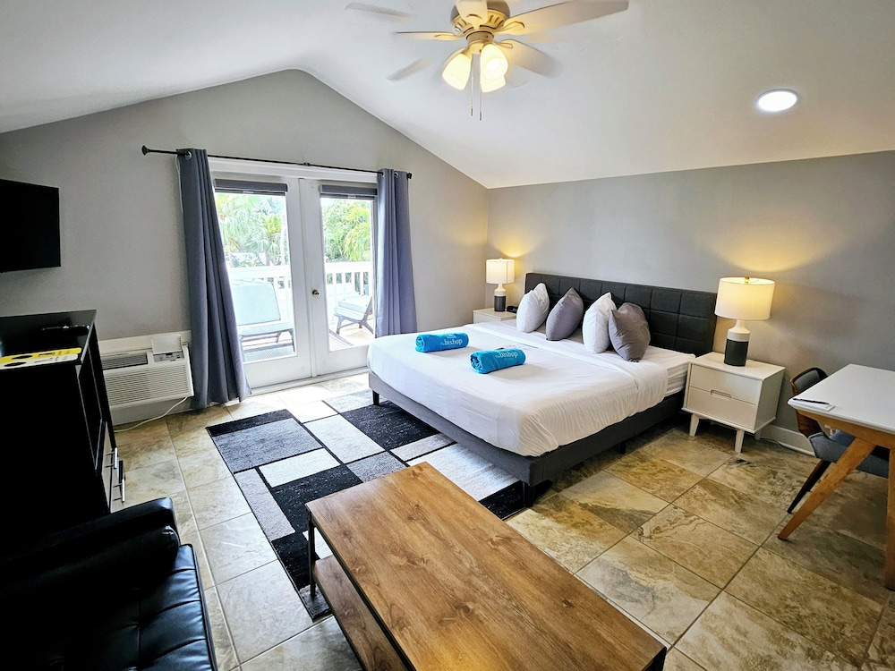 Room 49 - Signature - King Bed - Adults Only 21+