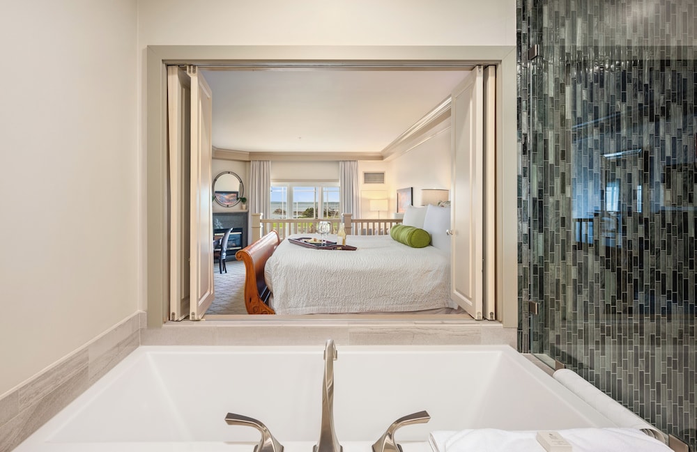 Room, 1 King Bed (Premier Bay View Suite) photo 1