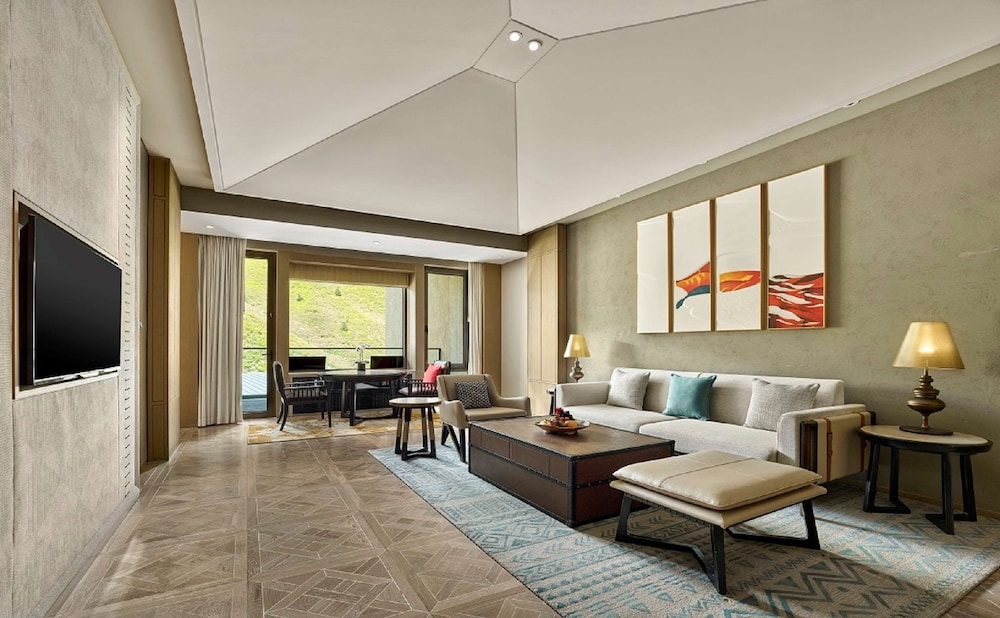 Premium Suite, 1 King Bed - Photo 1