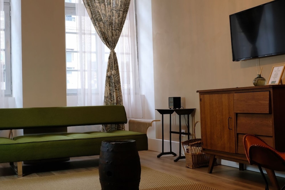 Superior Apartment, 2 Bedrooms, Kitchen, Courtyard View