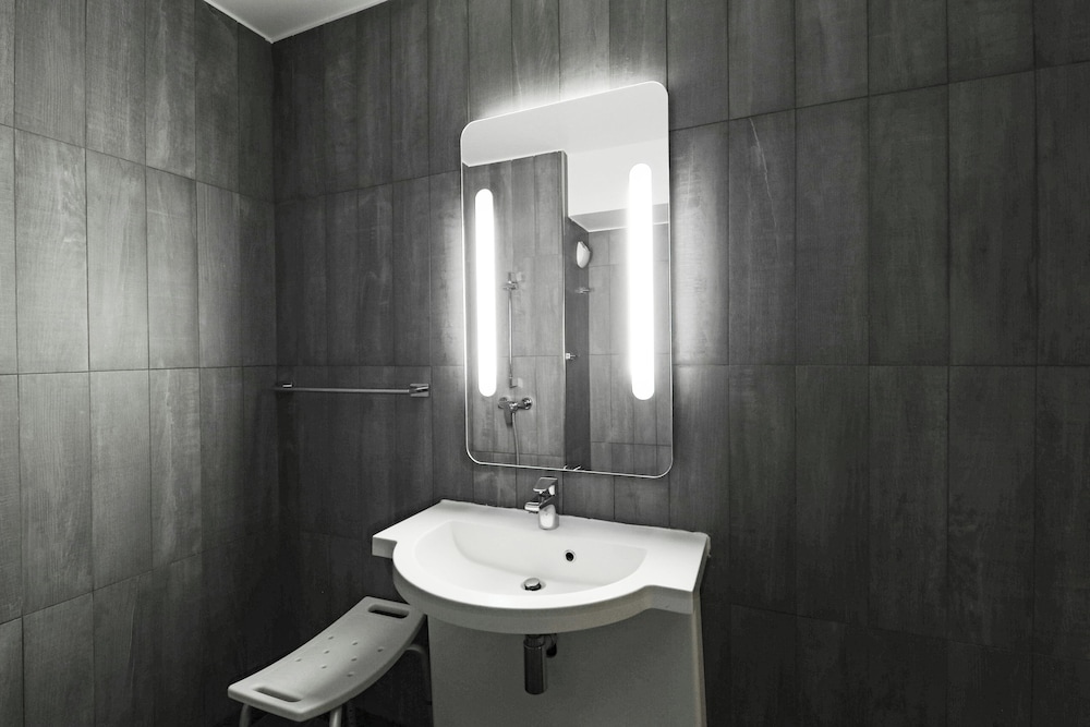 Accessible Family room with bunkbed and shower - Photo 3