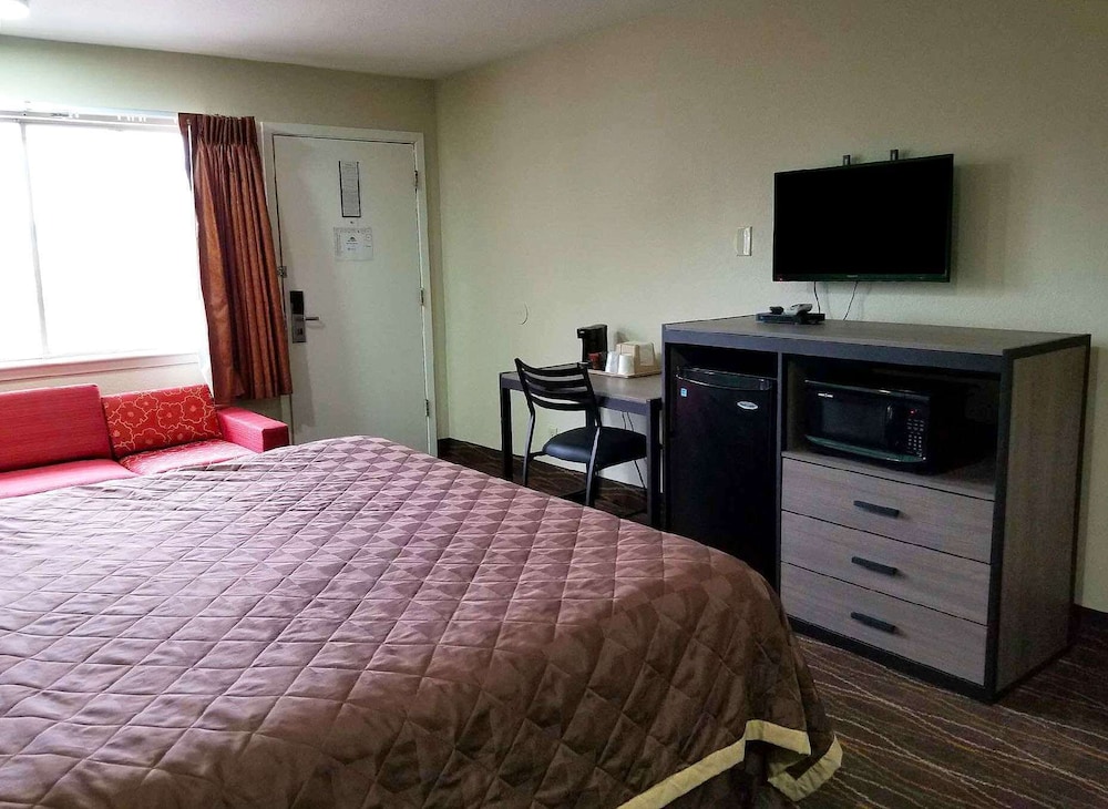 Room, 1 King Bed, Smoking - Photo 8