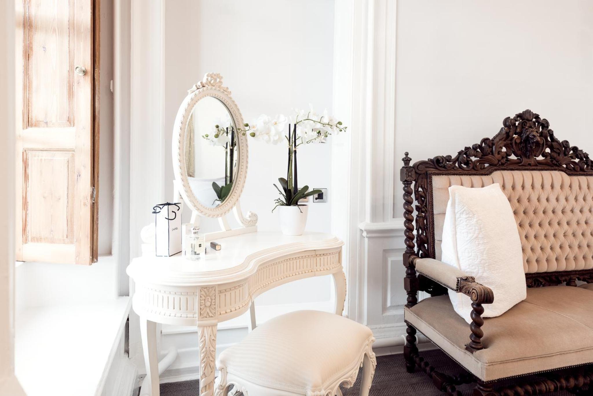 Deluxe Double Suite with View - Photo 9