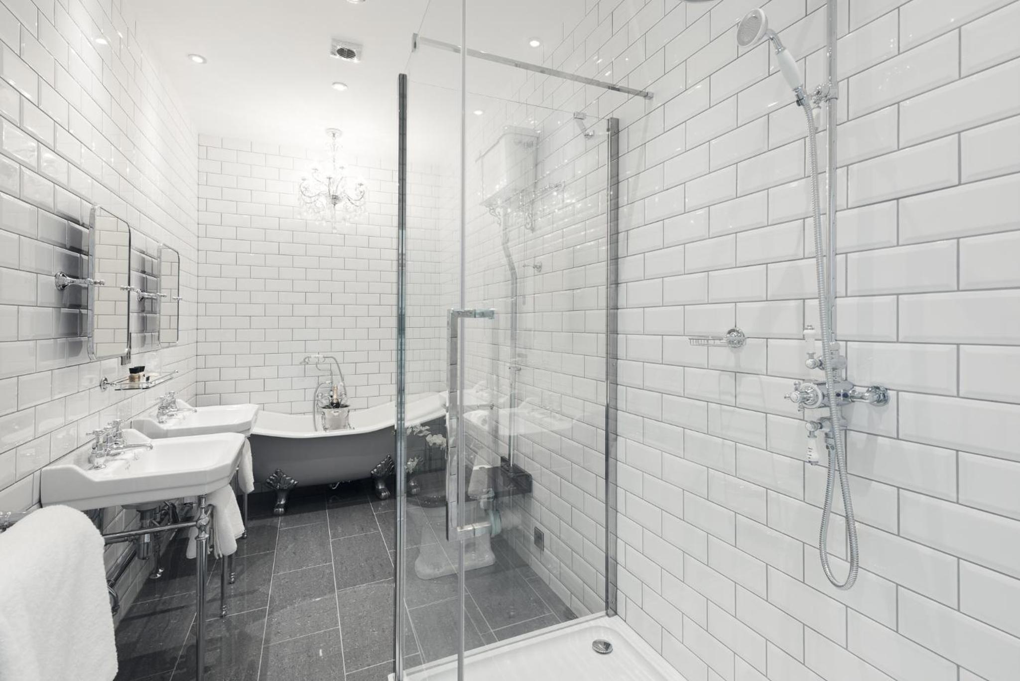 Deluxe Double Suite with View - Photo 10