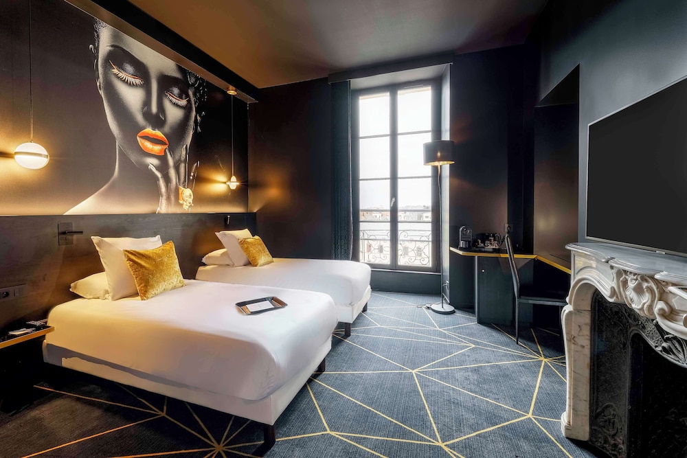 Deluxe Room, 1 King Bed, Non Smoking - Photo 4