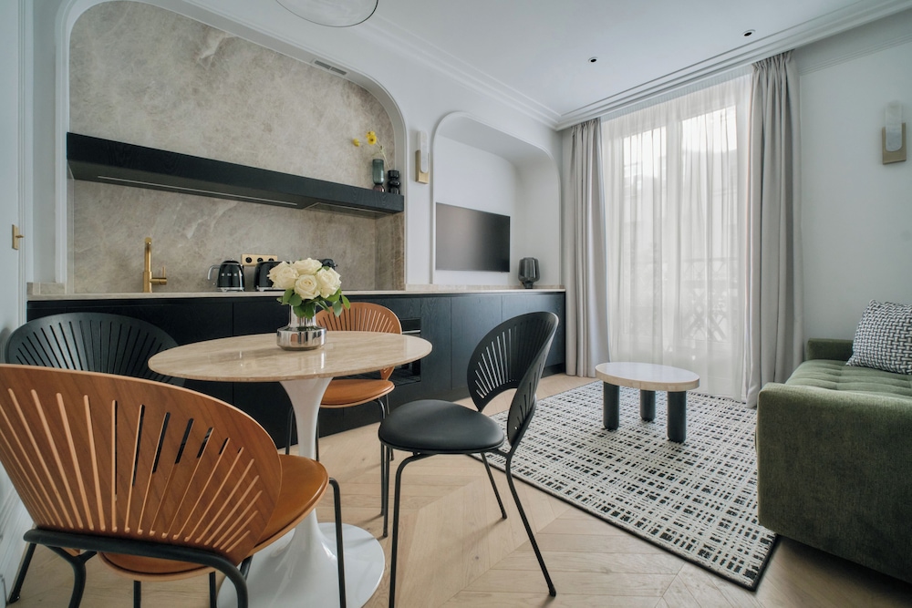 Deluxe One-Bedroom Apartment with Balcony and City View 201