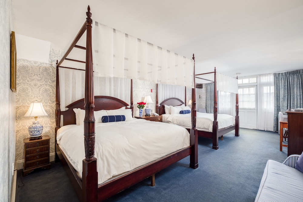 Deluxe Room, 2 King Beds photo 2