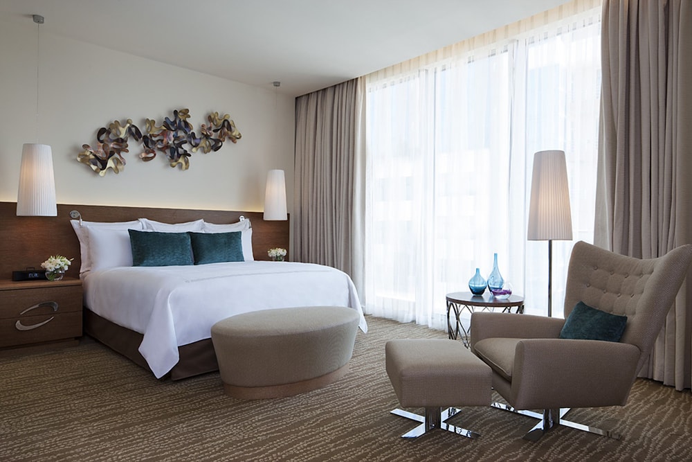 Executive Room, 1 King Bed, City View (Corner) - Photo 2