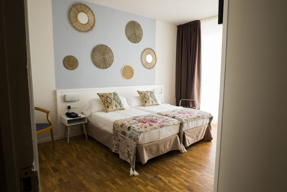 Standard Double or Twin Room, Balcony - Photo 6