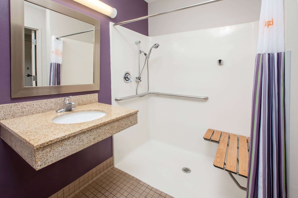 Executive Room, 1 King Bed, Accessible, Non Smoking (Mobility/Hearing Impaired Accessible) - Photo 6