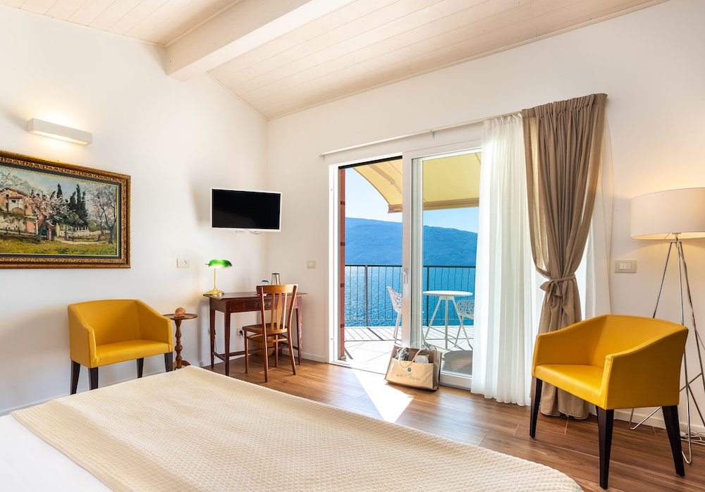 Panoramic Suite, Balcony, Lake View photo 3