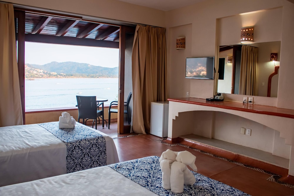 Deluxe Double Room, 2 Double Beds, Balcony, Sea View photo 2