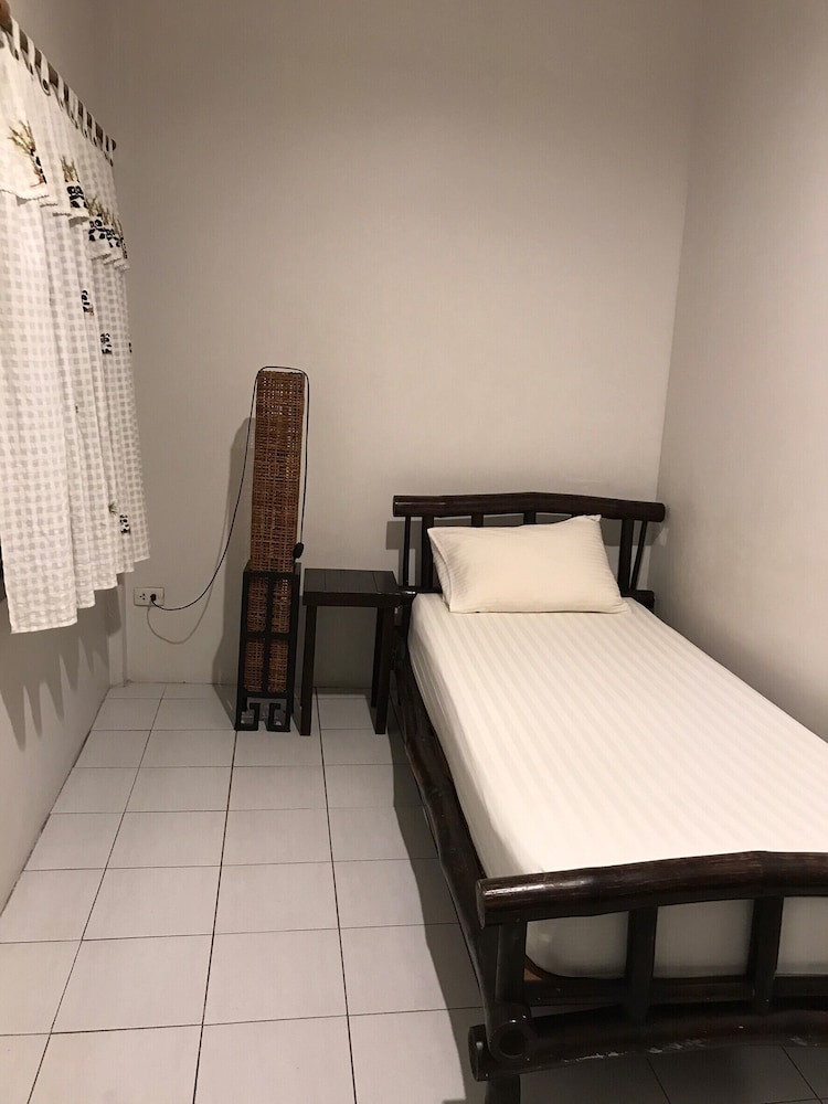 Fanned Single Shared Bathroom (window inside on corridor)