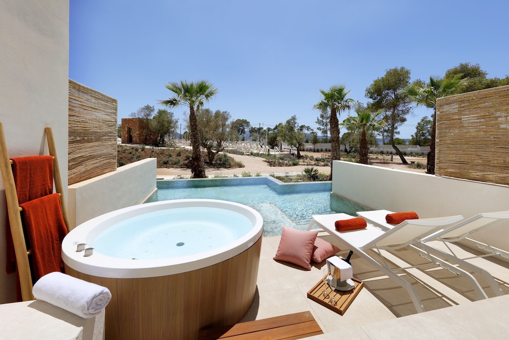 Junior Suite (Signature Level, Swim up) - Club Access Included - Photo 1