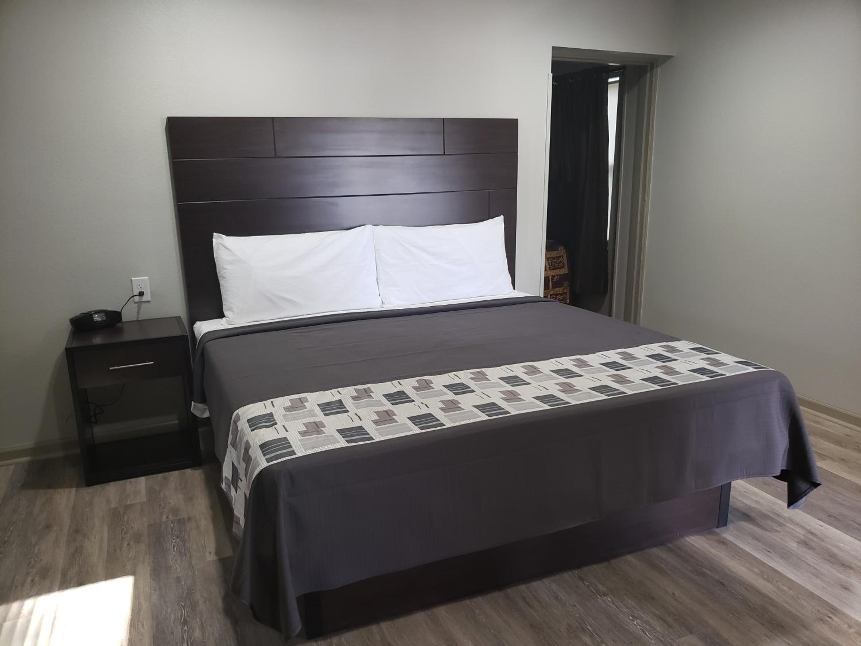Quadruple Room with King & Full Bed with Kitchenette - Non-Smoking photo 3