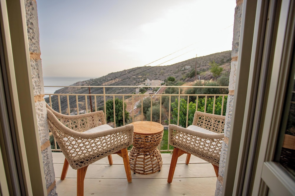 Queen Suite with Panoramic Sea View photo 3