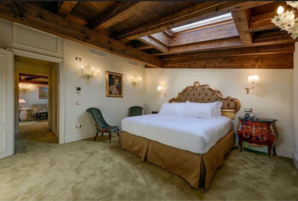 One Bedroom Luxury Suite with Park View photo 2
