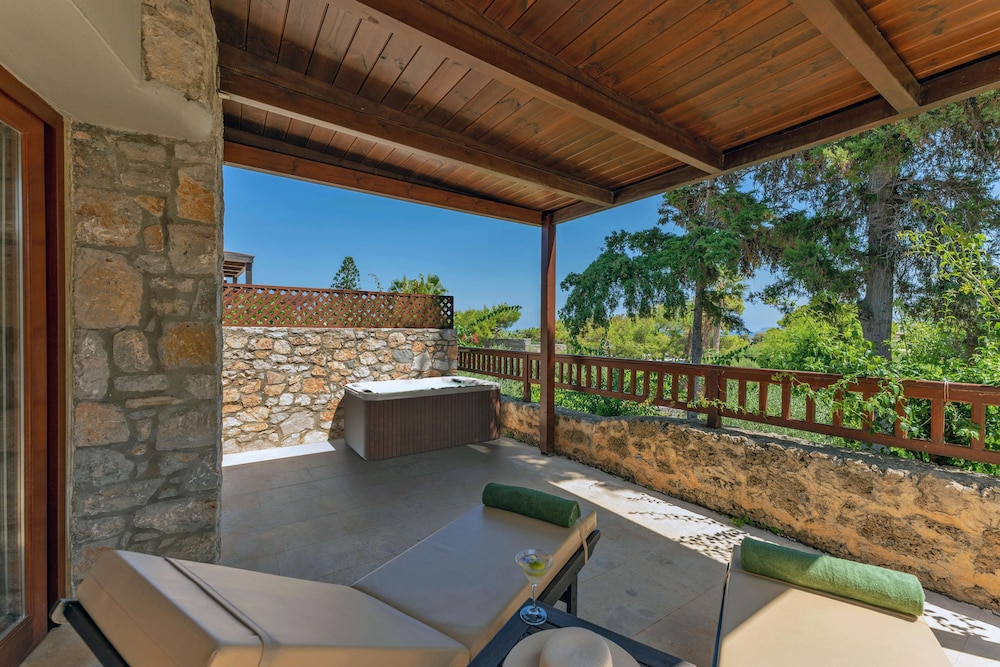 Bungalow with Outdoor Jetted Tub