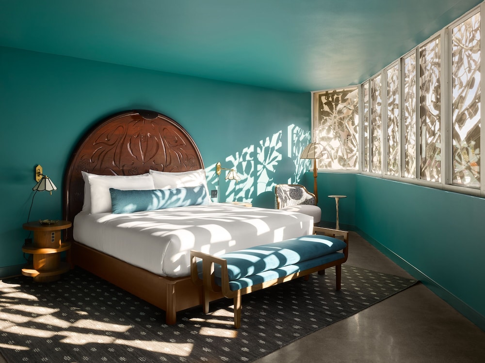 Grand Corner Suite (Non Smoking) (Accessible) - Photo 6