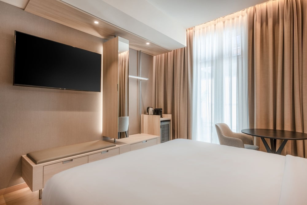 Deluxe Room, 1 Queen Bed photo 2