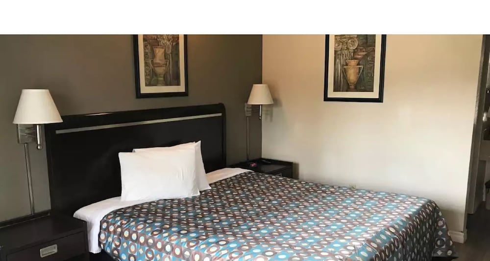 Standard Room, 1 King Bed - Photo 1