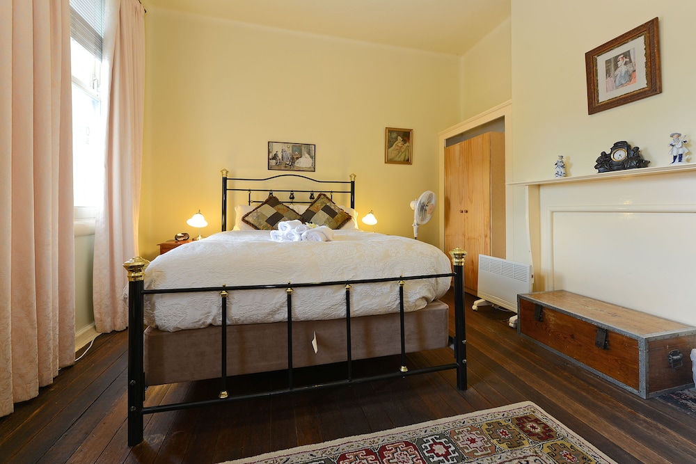 Standard Suite, 1 Bedroom, Shared Bathroom (Queen Suite) photo 3