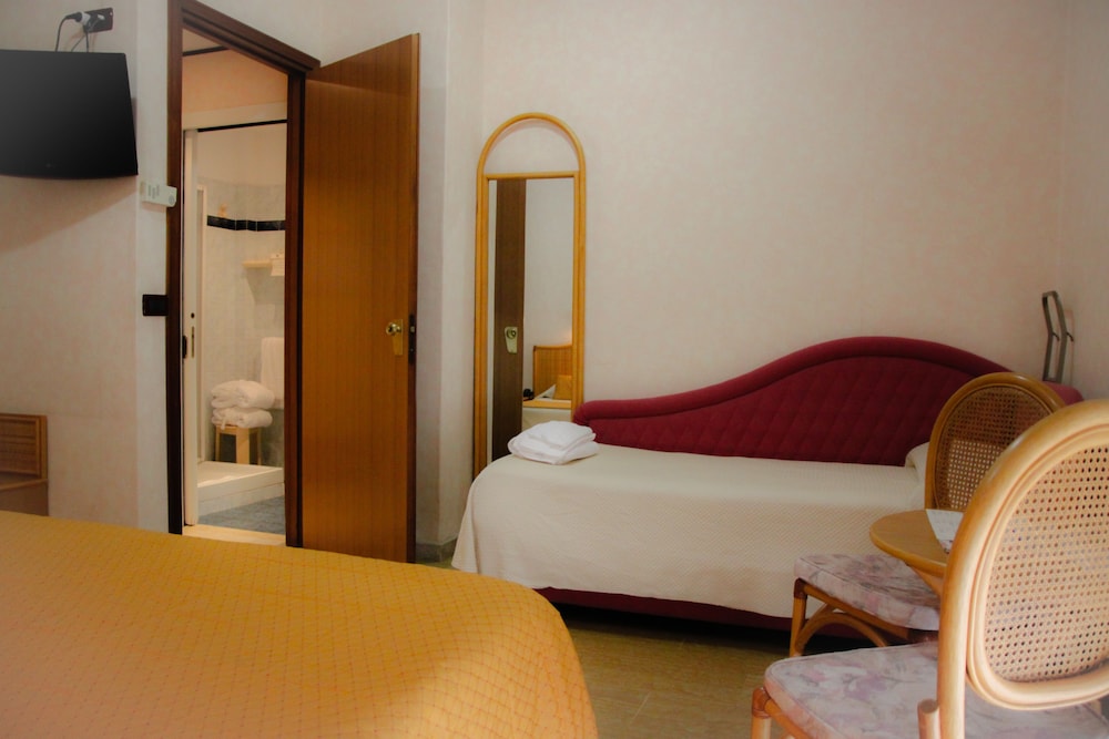 Classic Triple Room, Courtyard View photo 1
