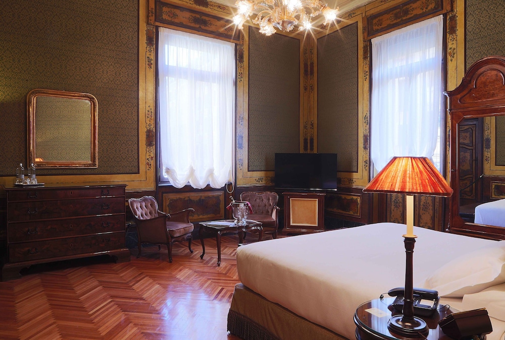 Premier Double Room, 1 Queen Bed, Balcony thumbnail 6