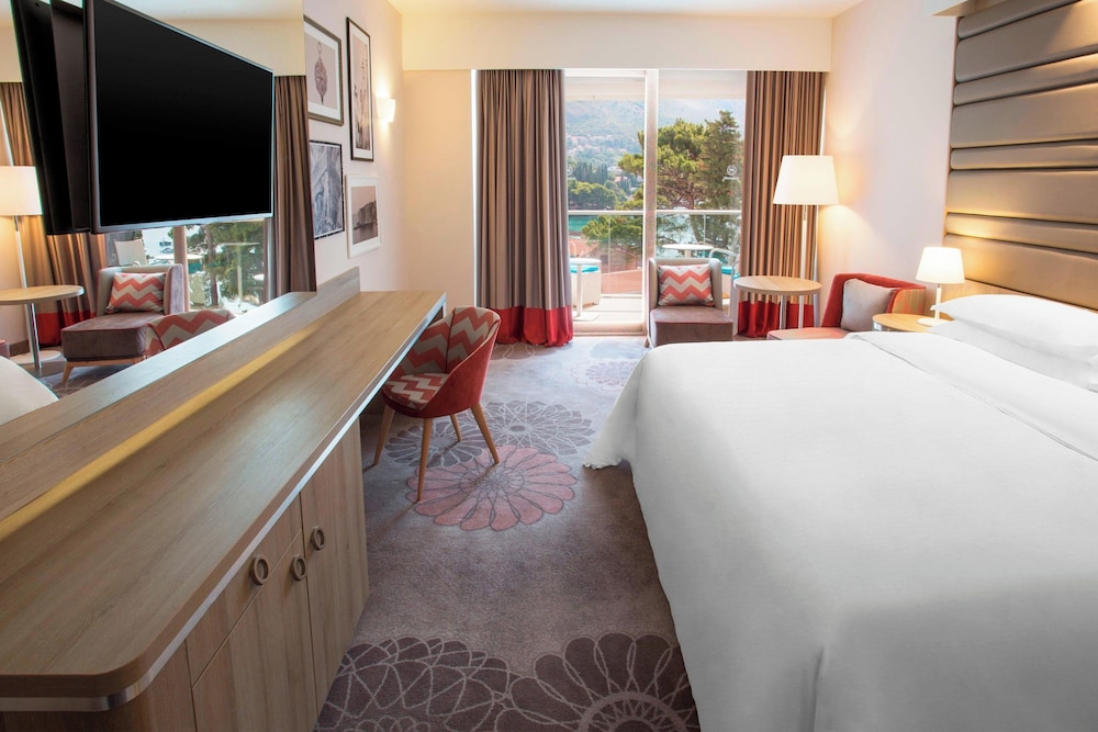 Superior Room, 1 King Bed, Partial Sea View