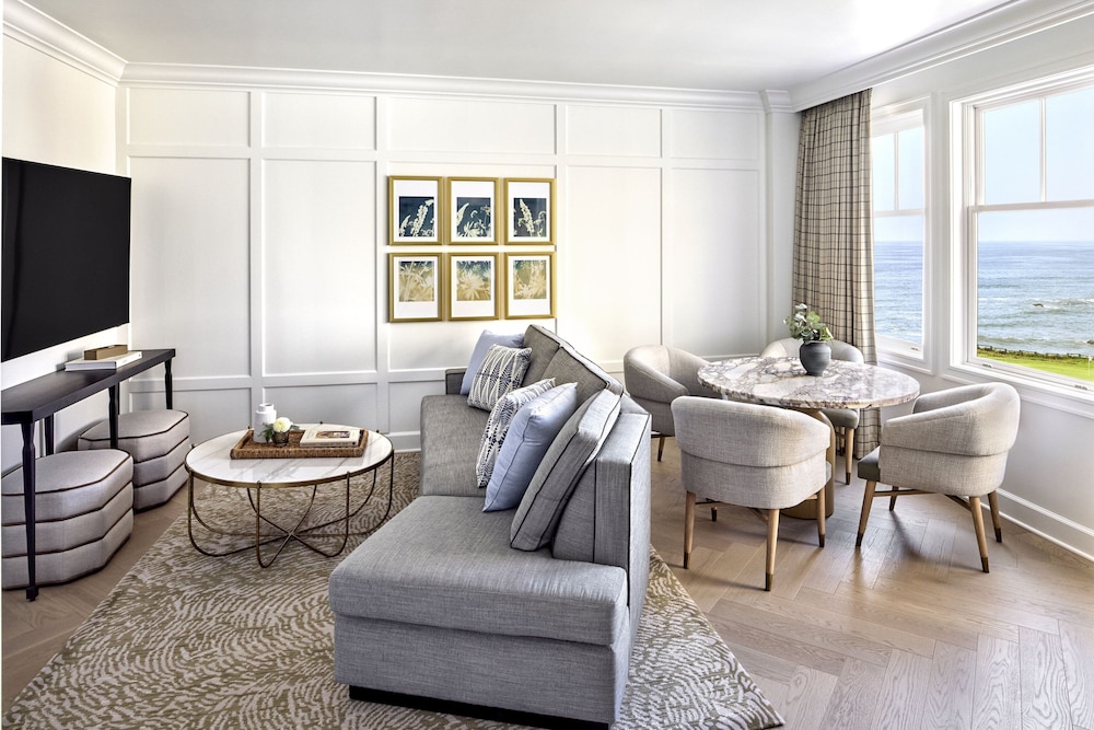 One Bedroom Suite, Club Access - Photo 5