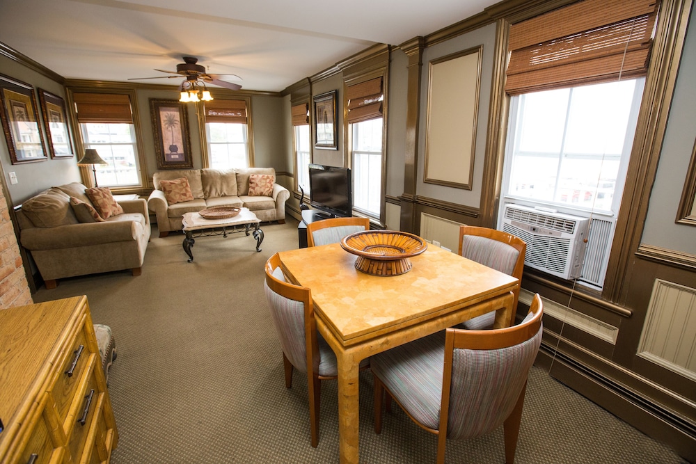 Executive Suite, 1 Queen Bed with Sofa bed, Private Bathroom (Executive Suite) photo 3